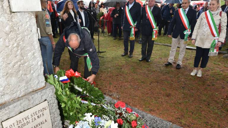 Tudi v dežju topel spomin na junake