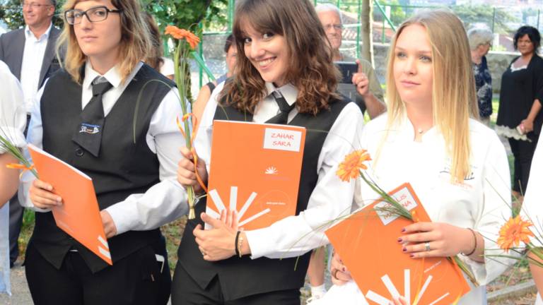 Novopečeni kuharji in natakarji poklicu naproti