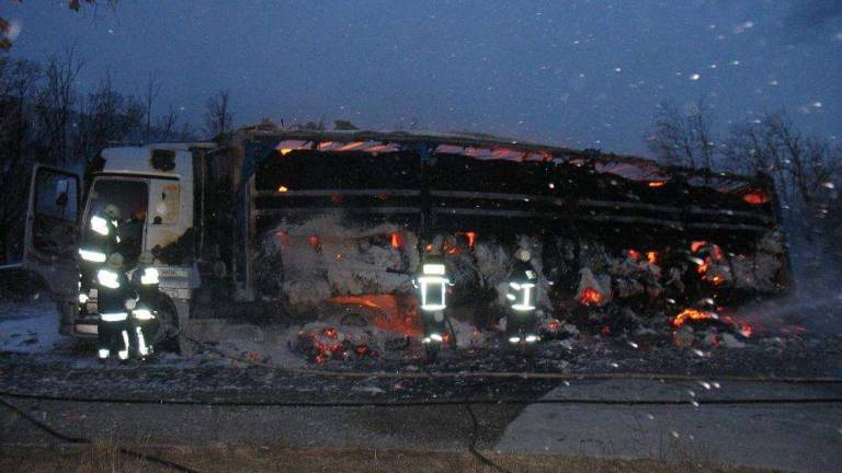 Gasilci v boju z burjo