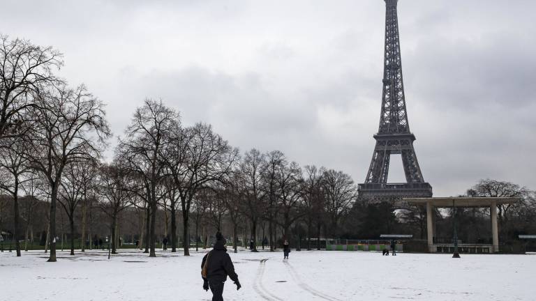 Zaradi snega zaprli Eifflov stolp