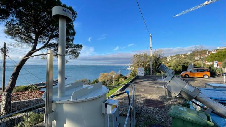 Borijo se proti smradu, ki uhaja iz kanalizacije