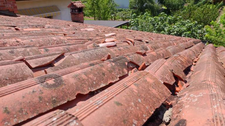 Ni je strehe, ki ne bi bila poškodovana