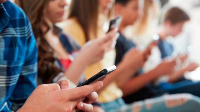 Brez telefona ne znajo živeti, zasvojenost pa je nekaj drugega