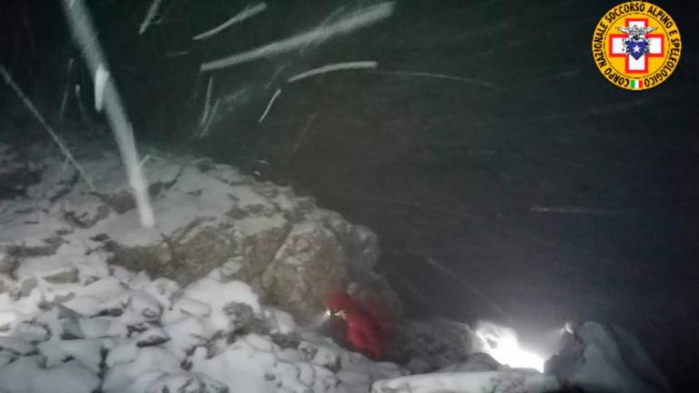 Na Mangartu v zimskih razmerah reševali 27-letno planinko