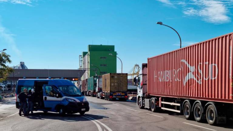 Tovornjaki nemoteno vozijo v pristanišče
