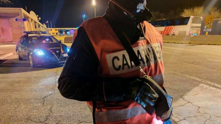 Berglo vrgel v varnostnika in stekel proč