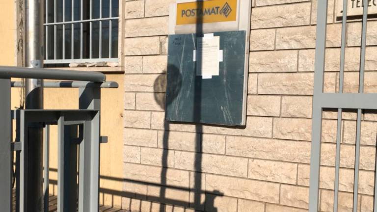 Razstrelili bankomat poštnega urada v Nabrežini (foto)
