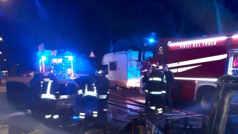 Zagorela parkirana avtomobila in avtodom