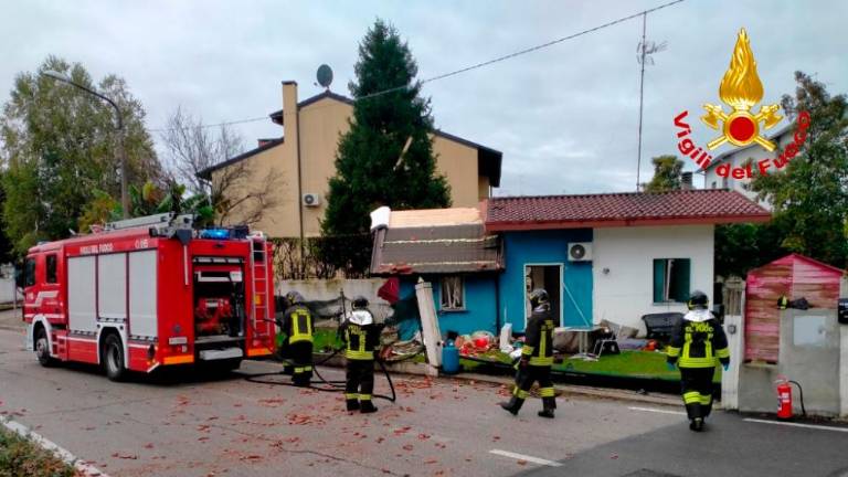 Eksplozija razdejala hišo, štiri osebe poškodovane