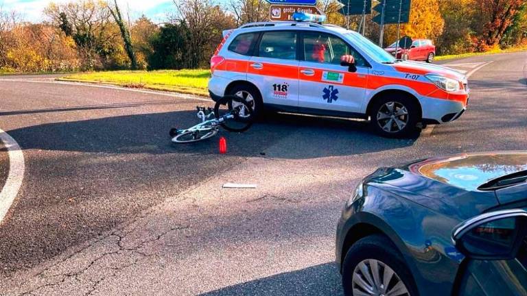 Pri zgoniški obrtni coni avtomobil podrl kolesarja