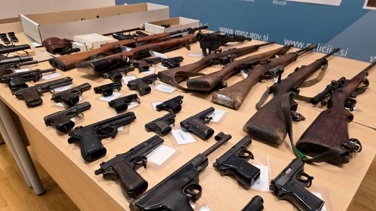 Slovenska policija nezakonito orožje prevzela v 387 primerih (foto)