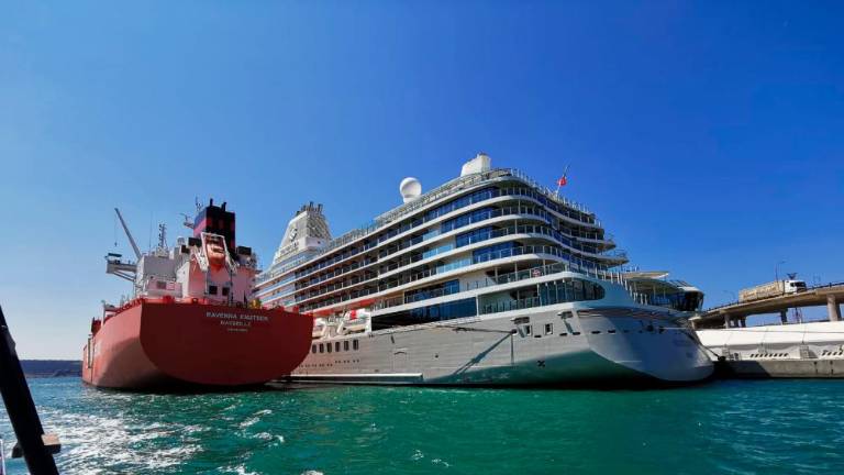 Utekočinjen plin prvič z ladje na ladjo