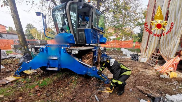 Delovni stroj poškodoval žico z visoko napetostjo in povzročil eksplozijo