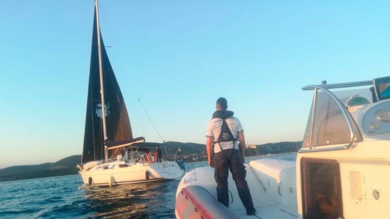 Jadrnica nasedla na plitvini