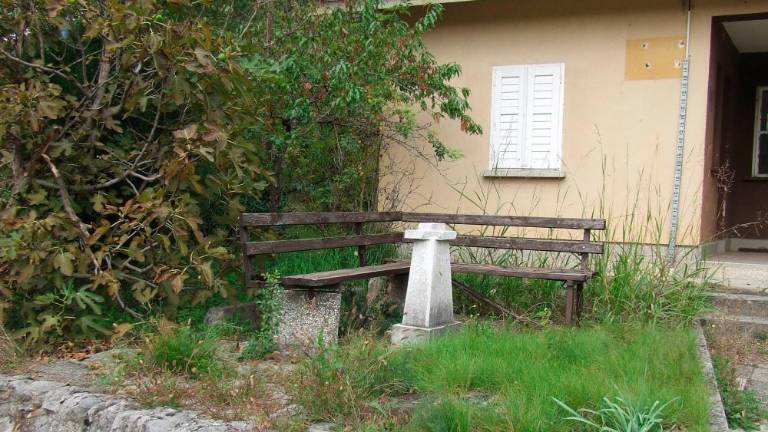 Pogrešajo mizo (z vdelanim šahovskim poljem)