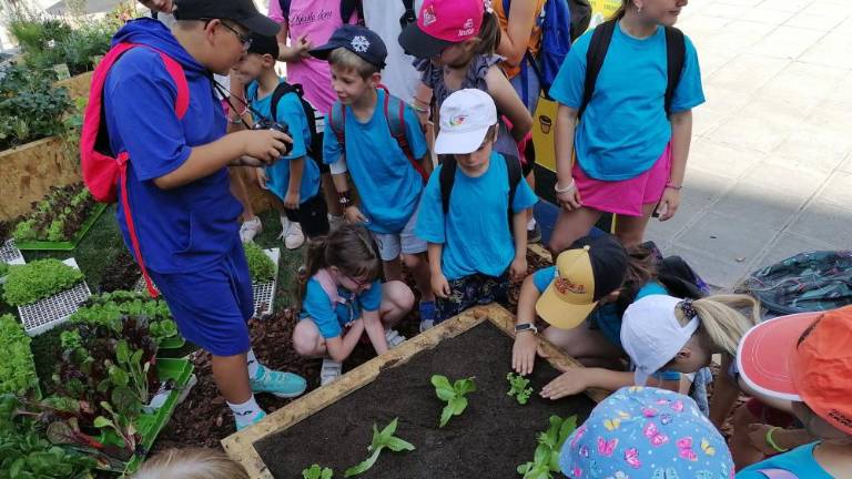 Ob ustvarjalnih vsebinah otroci pozabijo na telefone