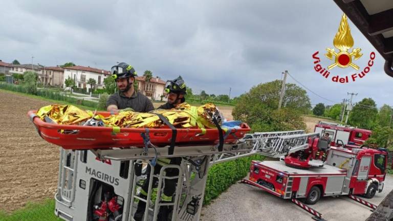 Žensko reševali skozi okno