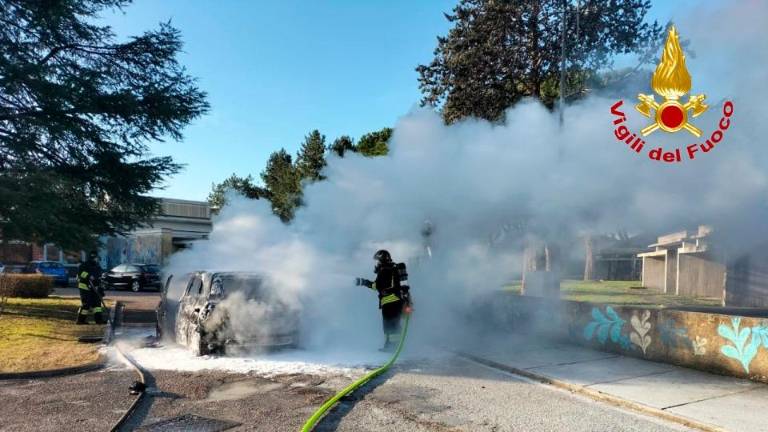 Ob uhajanju dima izza armaturne plošče mati in hči pravočasno zbežali