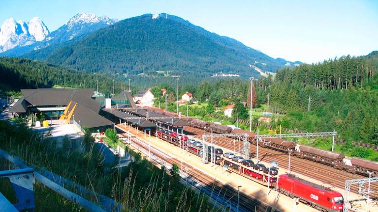 Nezakonito ju je pripeljal na trbiško železniško postajo