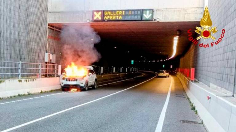 V predoru zgorel avtomobil