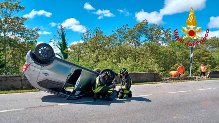 Avtomobil podrl zid in povzročil prekinitev železniškega prometa