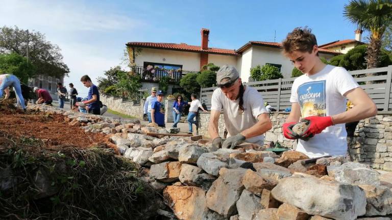 Mladi z obeh strani meje popravljali kraški suhi zid