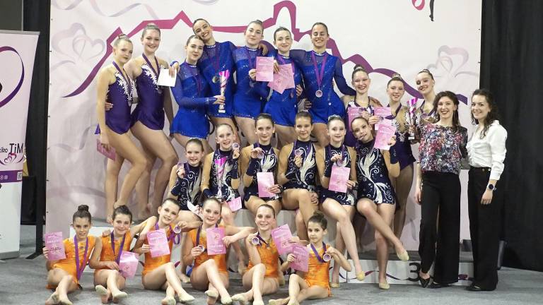 Borove ritmičarke uspešno začele tekmovalno sezono