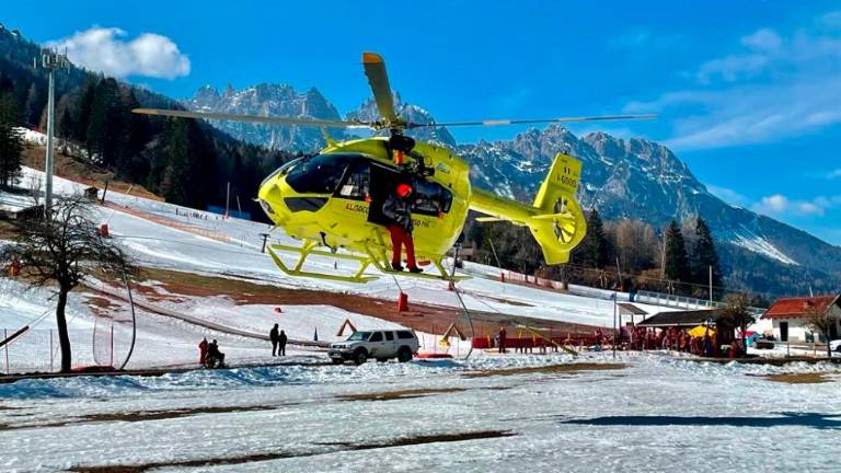 Reševalni helikopter posredoval na dveh smučiščih
