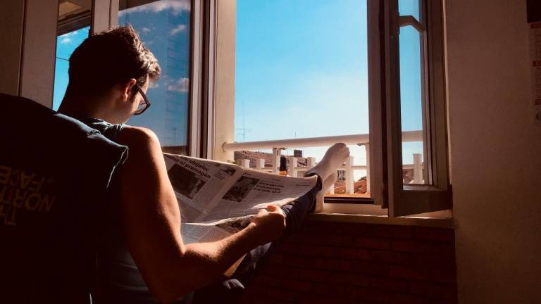 Ker se zaradi izrednih razmer žal ne morem odpraviti na dopust, si dolge dneve doma kratkočasim med drugim tudi s sončenjem in branjem Primorskega dnevnika ;) <i>(Dennis Heric)</i>