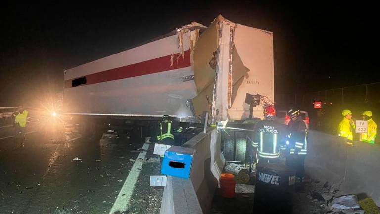 Na avtocesti A4 tovornjak s priklopnikom trčil v kombi