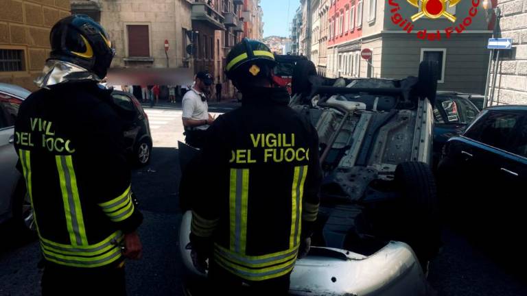 Po trčenju v več parkiranih vozil pristal na strehi