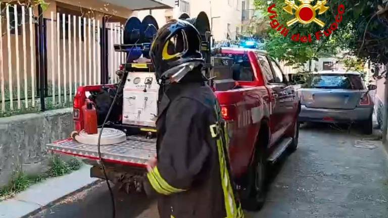 Zagorelo v ozki ulici na terasi v petem nadstropju