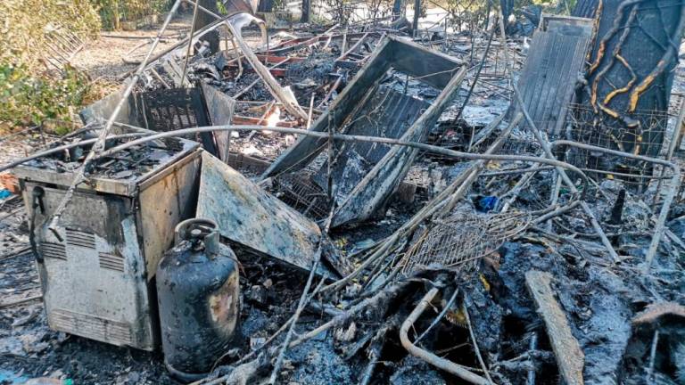 V kampu pri Lazaretu zgorela počitniška prikolica (foto in video)