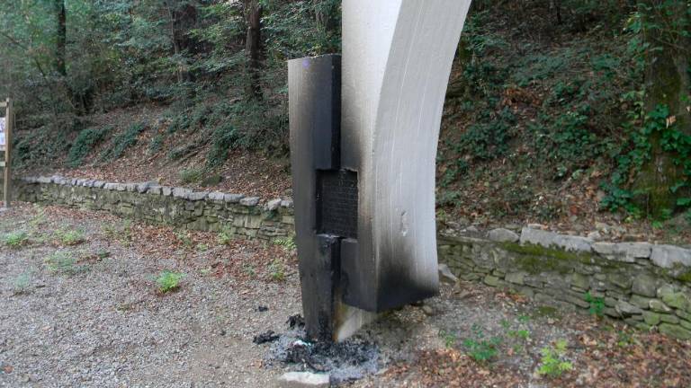 Oskrunili spomenik Alme Vivoda