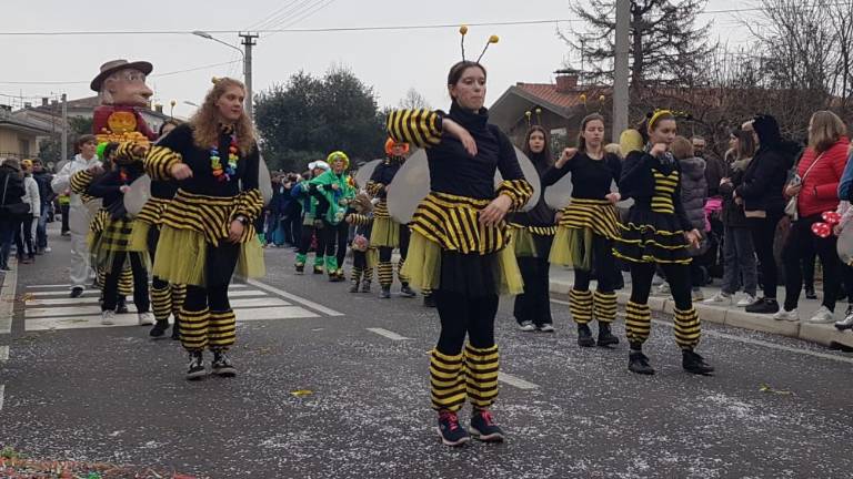 Pisana, razposajena, množična