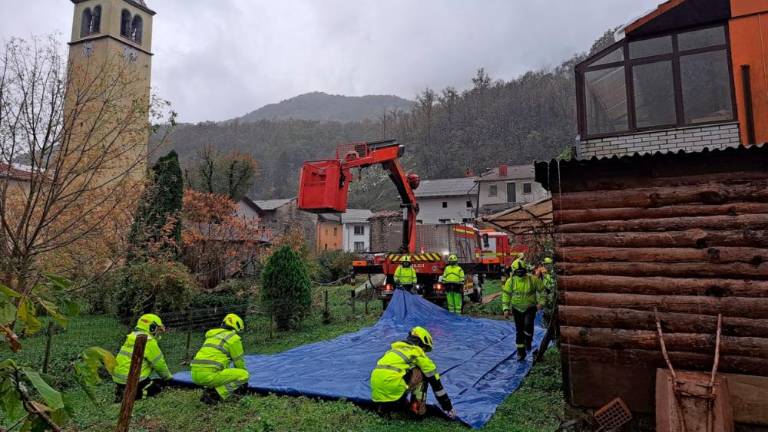 Na severnem Primorskem voda zalivala objekte in sprožila več plazov