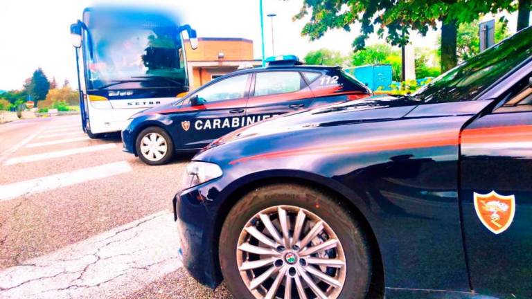 Grozil jima je s koščkom stekla in ju oropal