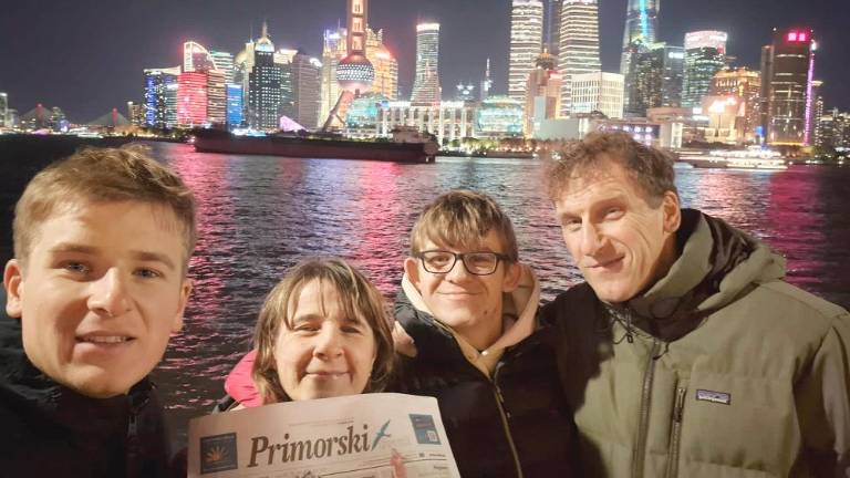 Tudi na promenadi Bund v Šangaju beremo Primorski dnevnik (<i>Helena Sosič)</i>