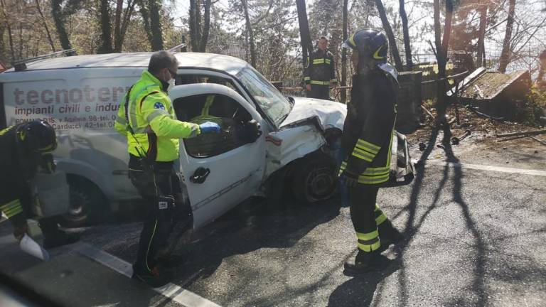Kombi silovito trčil v varnostno ograjo