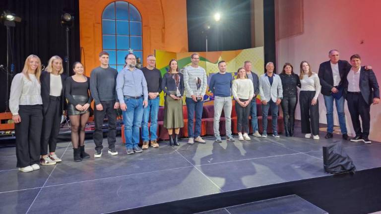 Kanuist, kajakašica in odbojkarji