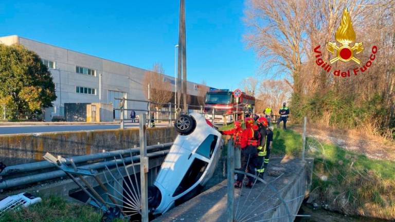 Z avtomobilom v obcestni kanal
