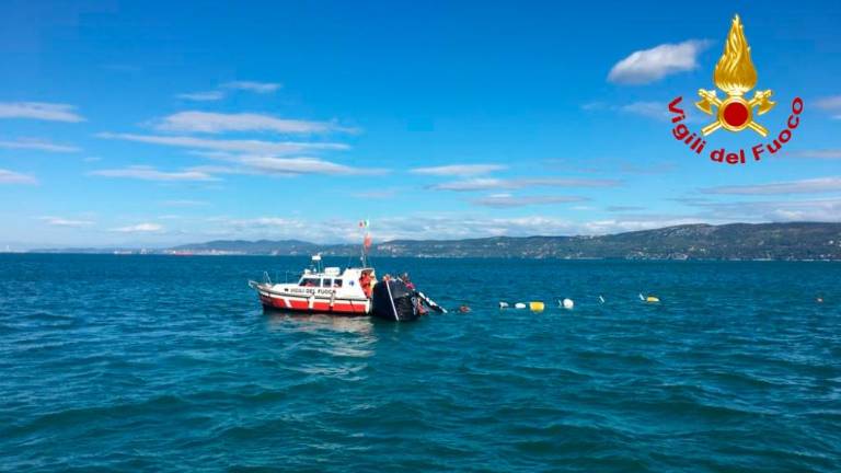 Z dna morja odstranili 30-metrski jambor tekmovalca Barcolane (foto)