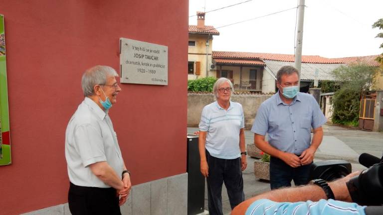 V Dutovljah odkrili spominsko ploščo Josipu Tavčarju