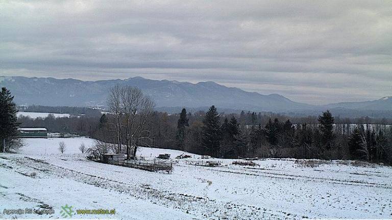 Zaradi nizkih temperatur ob nocojšnji topli fronti možna presenečenja