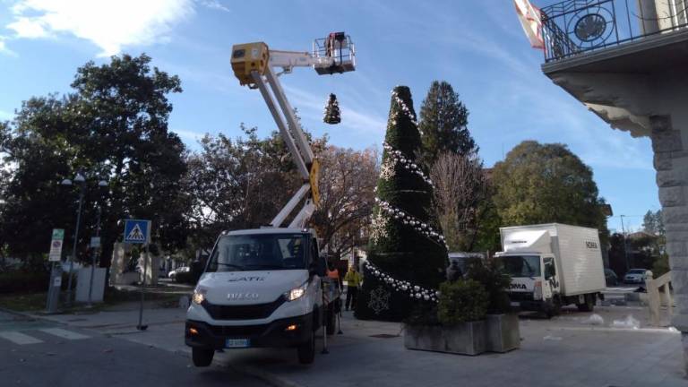 Umetna jelka čaka na prižig lučk