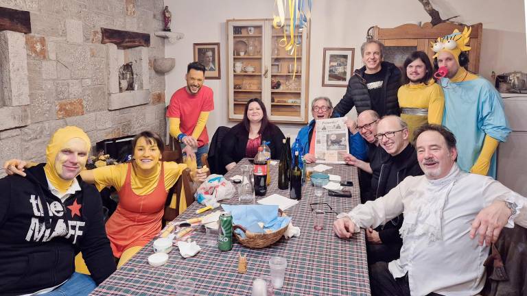 Spoštovani, v prilogi je fotografija skupine The Maff in Happy Day, ki sta bili na večerji na Palkišču na pustni ponedeljek. <i> (Bernarda Kofol)</i>