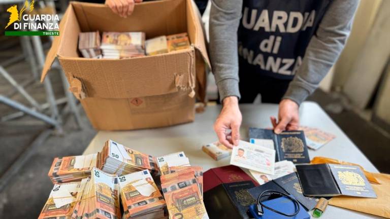 V tržaškem pristanišču zasegli tovor ponarejenih bankovcev za več kot milijon evrov