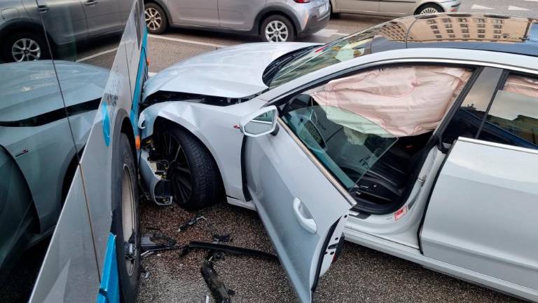 Po trčenju v avtobus poklical starša, ki sta zmerjala voznika