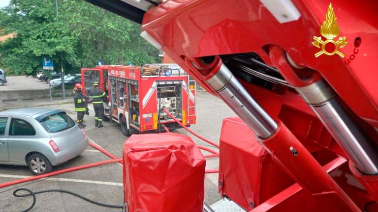 Mladeniča s psom reševali z evakuacijsko dihalno masko