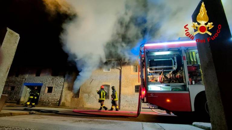 Ogenj hudo poškodoval dvonadstropno stavbo